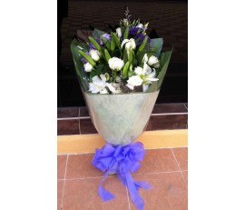 F48 WHITE LILIES WITH PURPLE MIXING FLOWERS BOUQUET